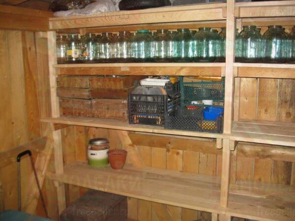 Вместительный самодельный стеллаж для сарая