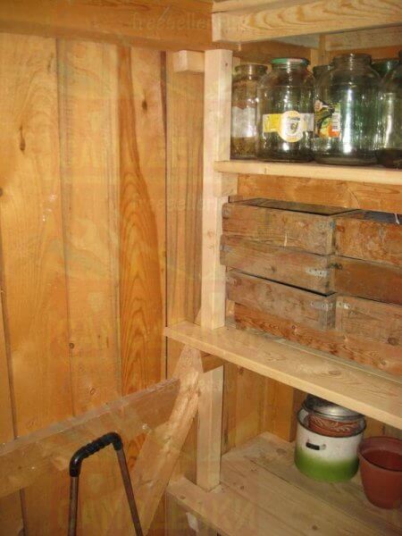 Вместительный самодельный стеллаж для сарая