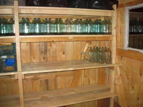 Вместительный самодельный стеллаж для сарая