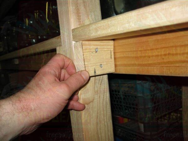 Вместительный самодельный стеллаж для сарая