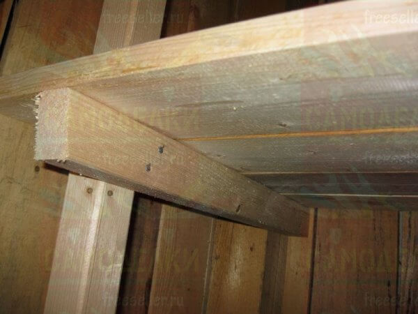 Вместительный самодельный стеллаж для сарая