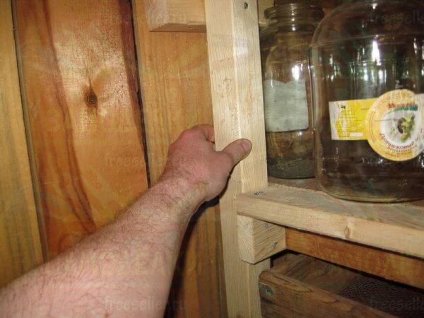 Вместительный самодельный стеллаж для сарая