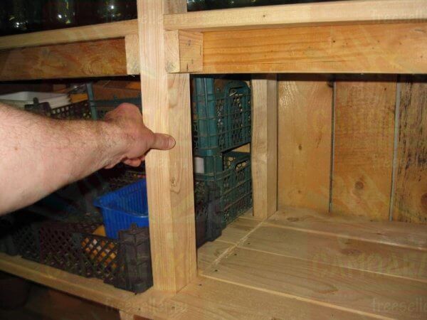 Вместительный самодельный стеллаж для сарая