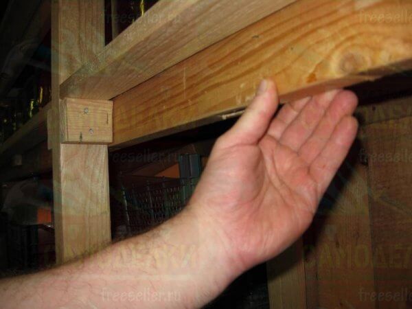 Вместительный самодельный стеллаж для сарая