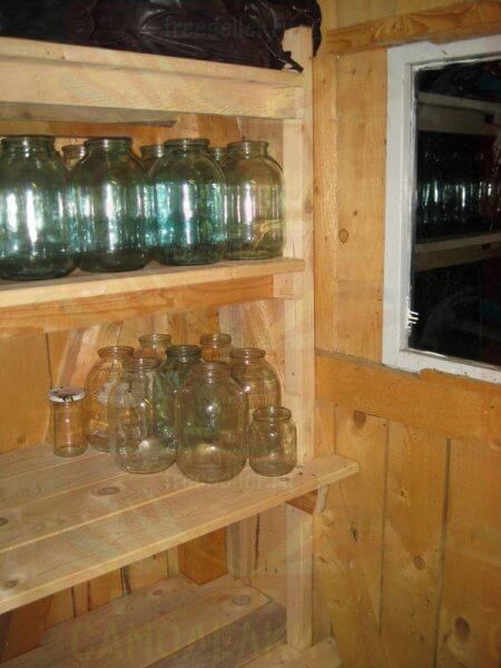 Вместительный самодельный стеллаж для сарая