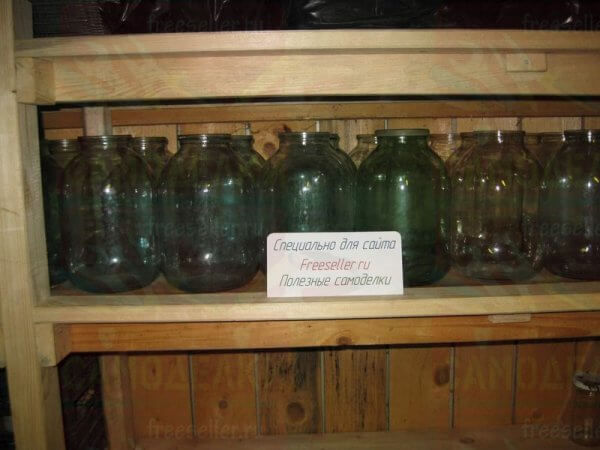 Вместительный самодельный стеллаж для сарая