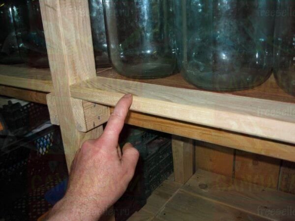 Вместительный самодельный стеллаж для сарая