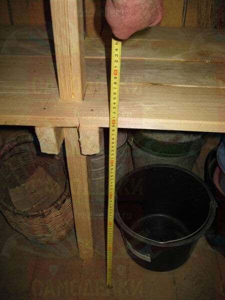 Вместительный самодельный стеллаж для сарая