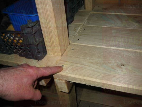 Вместительный самодельный стеллаж для сарая