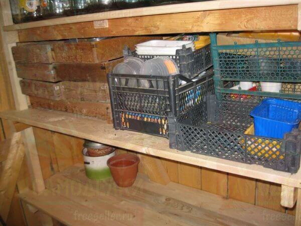 Вместительный самодельный стеллаж для сарая