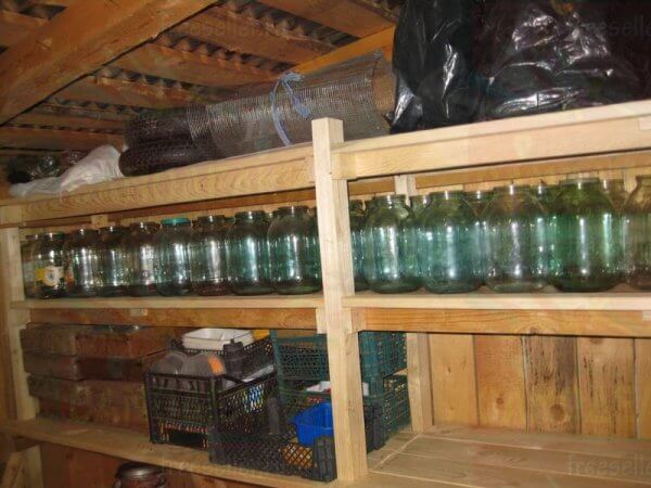 Вместительный самодельный стеллаж для сарая