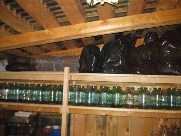 Вместительный самодельный стеллаж для сарая