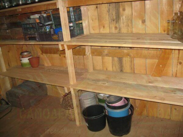 Вместительный самодельный стеллаж для сарая