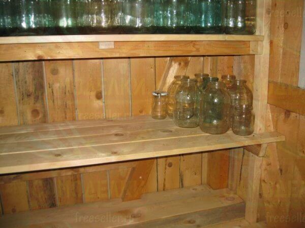 Вместительный самодельный стеллаж для сарая