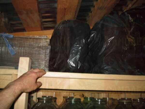 Вместительный самодельный стеллаж для сарая