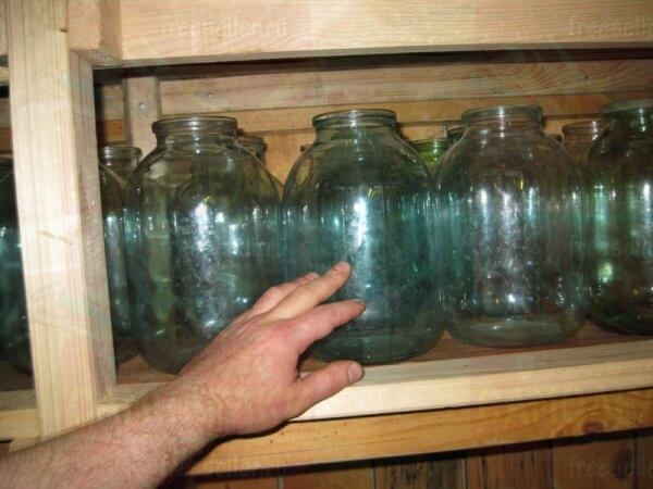 Вместительный самодельный стеллаж для сарая