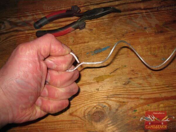 Простое приспособление для чистки слива раковины или ванны