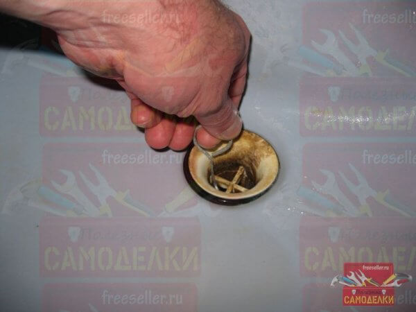 Простое приспособление для чистки слива раковины или ванны