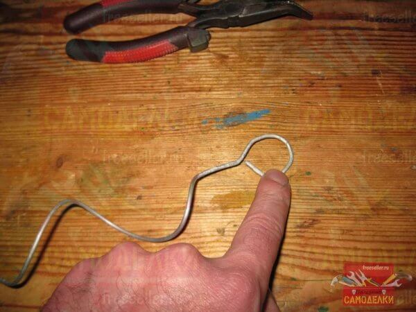 Простое приспособление для чистки слива раковины или ванны