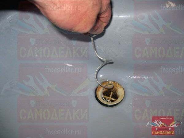 Простое приспособление для чистки слива раковины или ванны