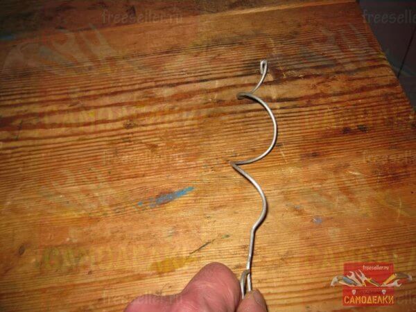 Простое приспособление для чистки слива раковины или ванны