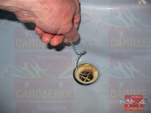 Простое приспособление для чистки слива раковины или ванны