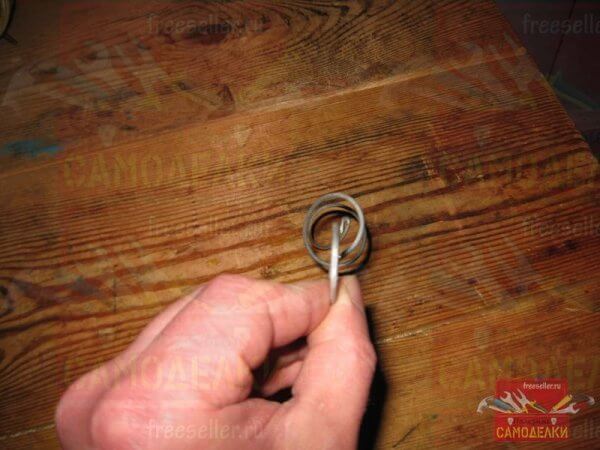 Простое приспособление для чистки слива раковины или ванны