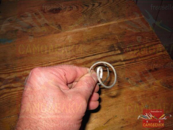 Простое приспособление для чистки слива раковины или ванны