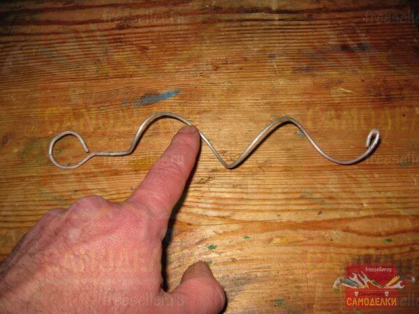 Простое приспособление для чистки слива раковины или ванны