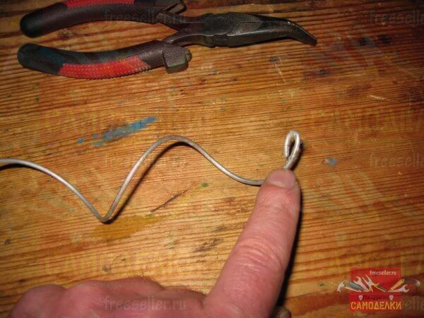 Простое приспособление для чистки слива раковины или ванны