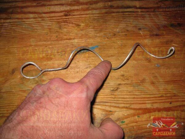 Простое приспособление для чистки слива раковины или ванны