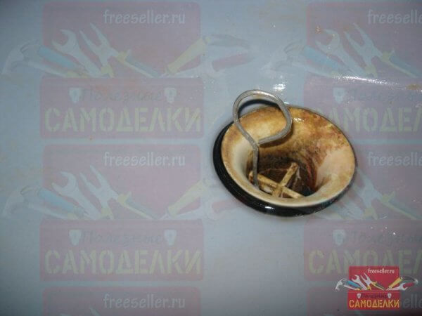 Простое приспособление для чистки слива раковины или ванны