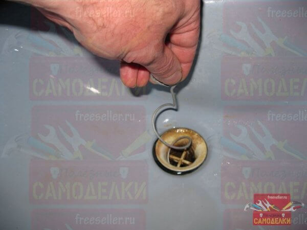 Простое приспособление для чистки слива раковины или ванны