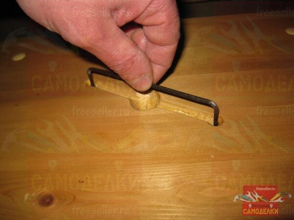 Удобная вытяжная ручка для небольшой скамейки