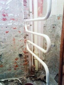 П- и M-образный полотенцесушитель как часть стояка