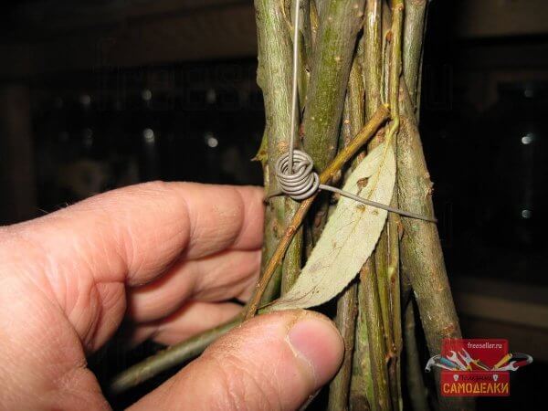 Проволочные подвесы с петлей-удавкой для сушки веников