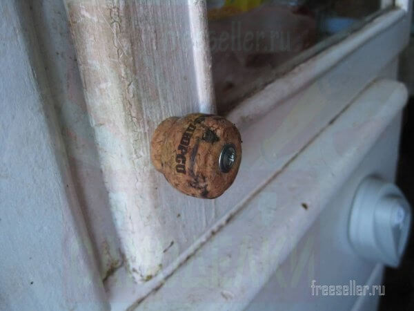 Оконная ручка из пробки