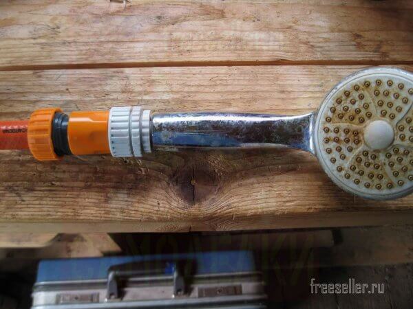 Приспособление для полива из старой душевой лейки