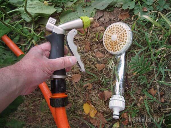 Приспособление для полива из старой душевой лейки