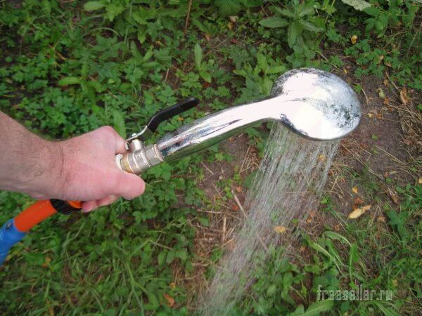 Приспособление для полива из старой душевой лейки