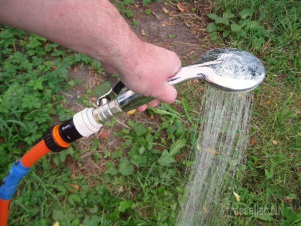 Приспособление для полива из старой душевой лейки