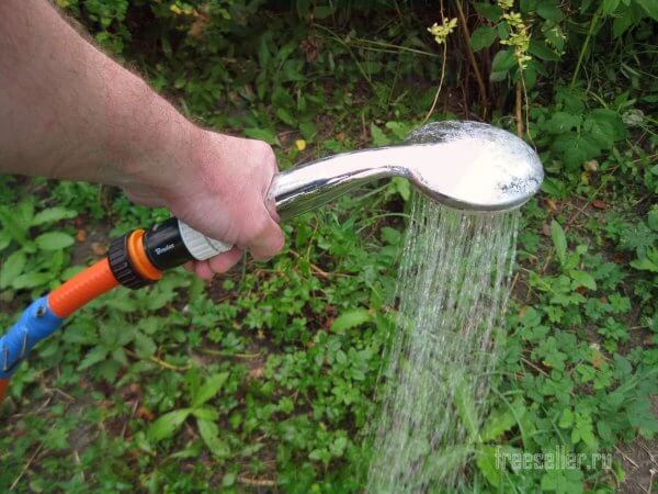 Приспособление для полива из старой душевой лейки