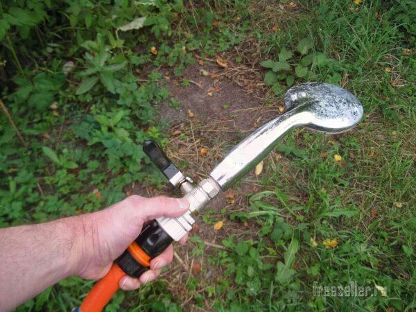 Приспособление для полива из старой душевой лейки