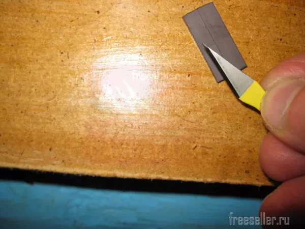 Маленькие ножички для вскрытия упаковки из лезвий от канцелярского ножа