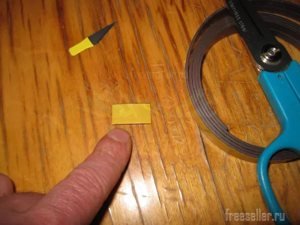 Маленькие ножички для вскрытия упаковки из лезвий от канцелярского ножа