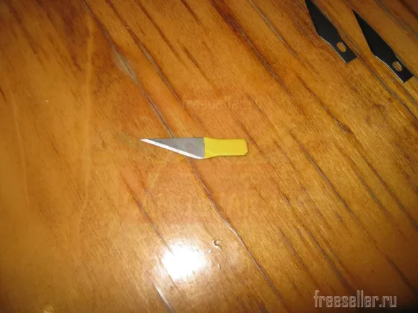 Маленькие ножички для вскрытия упаковки из лезвий от канцелярского ножа