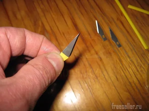 Маленькие ножички для вскрытия упаковки из лезвий от канцелярского ножа