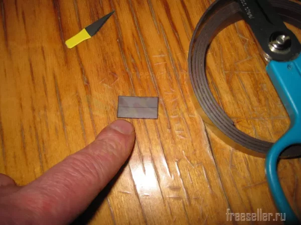 Маленькие ножички для вскрытия упаковки из лезвий от канцелярского ножа