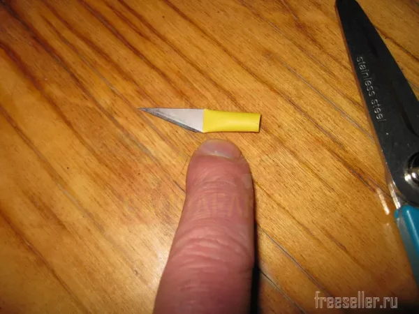 Маленькие ножички для вскрытия упаковки из лезвий от канцелярского ножа