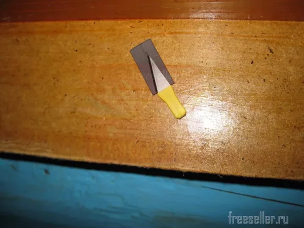 Маленькие ножички для вскрытия упаковки из лезвий от канцелярского ножа